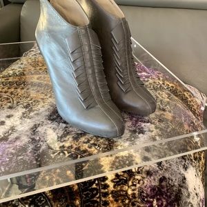 Pour La Victoire Leather Grey Boots